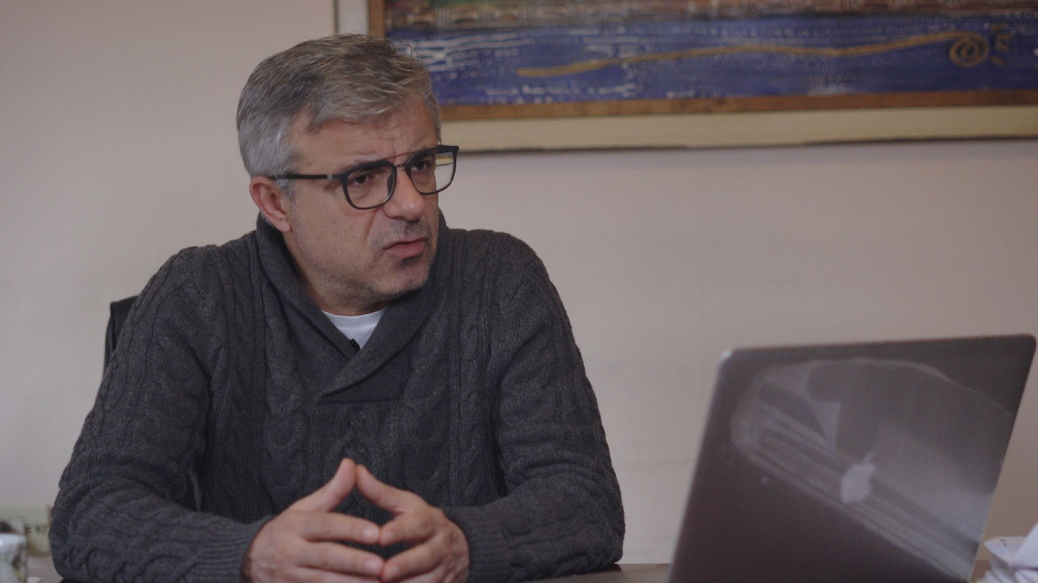 Neritan Sejamini, Chefredakteur von Exit News, in seinem Büro in Tirana